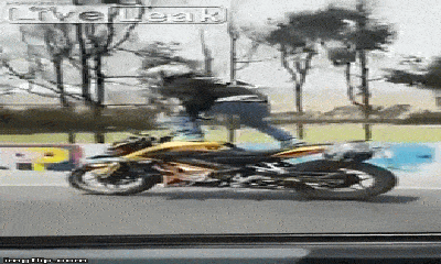 Video: Đứng 2 chân trên mô tô phân khối lớn đang chạy, thanh niên ngã lộn cổ đầy đau đớn