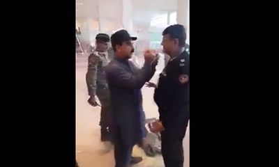 Video: Quan chức Pakistan hứng chỉ trích vì đốt quần áo, đánh nhân viên sân bay chỉ vì chậm giờ