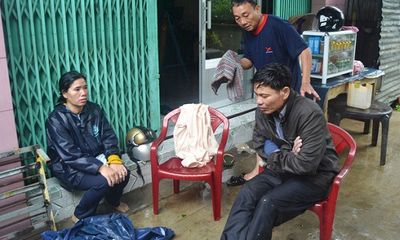 Phú Yên: Cứu sống đôi vợ chồng bị nước lũ cuốn trôi