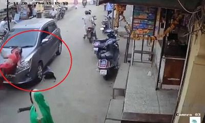 Video: Hai mẹ con thoát chết diệu kỳ sau khi bị ô tô đâm trên phố 