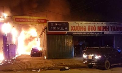 Hiện trường vụ hỏa hoạn thiêu rụi gara ô tô tại Nam Trung Yên