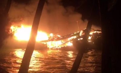 Đang tạm trú tránh cơn bão số 9, tàu cá trị giá gần 10 tỷ đồng bất ngờ bốc cháy trong đêm