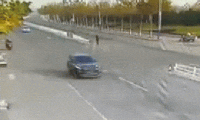 Video: Chuyển làn không quan sát, xe máy gây ra vụ tai nạn kinh hoàng
