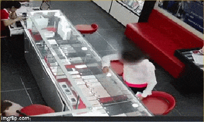 Video: Chiêu trộm iPhone X trước mặt nhân viên theo cách 