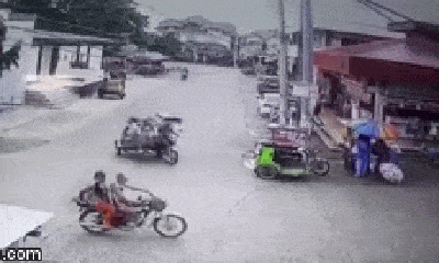 Video: Xe ba gác vào cua đẳng cấp, gây tai nạn rồi ù té chạy một mạch