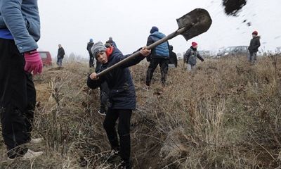 Người Ukraine đào hào đắp đất, sẵn sàng cho cuộc xung đột tiềm năng với Nga