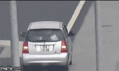 Video: Giật mình xe ô tô đi lùi hơn 1km trên cao tốc Hà Nội - Hải Phòng
