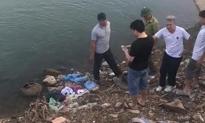 Tá hỏa phát hiện thi thể trẻ sơ sinh trong balo vứt ở bờ sông