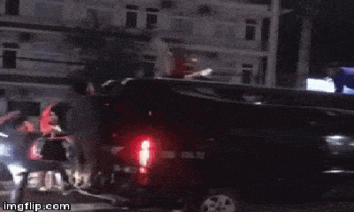Video sốc: Cô gái mặc váy đỏ leo lên nóc ô tô nhảy múa điên cuồng