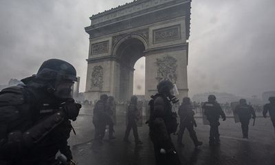 Quang cảnh như 'chiến trường' tại Paris sau vụ biểu tình bạo lực