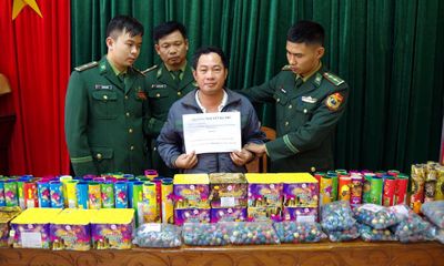 Hà Tĩnh: Bắt giữ đối tượng vận chuyển 35kg pháo lậu từ Lào về Việt Nam