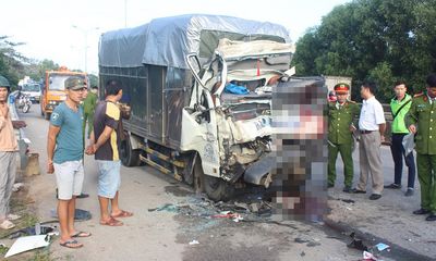 Tin tai nạn giao thông mới nhất ngày 4/12/2018: Tài xế và phụ xe thiệt mạng sau va chạm