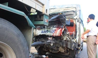 Tai nạn giao thông nghiêm trọng, tài xế và phụ xe tử vong trong cabin