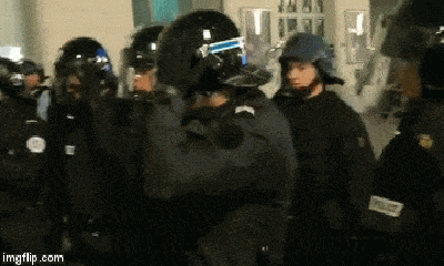 Video: Cảnh sát Pháp tháo mũ bảo hiểm, thỏa hiệp với người biểu tình 