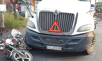 Tin tai nạn giao thông mới nhất ngày 5/12/2018: 9X lái ô tô đầu kéo tông xe CSGT ở Sài Gòn