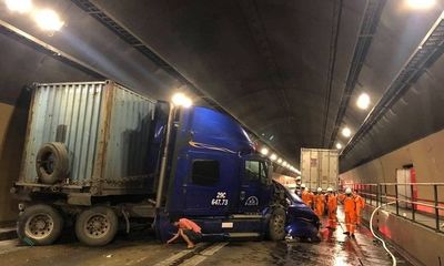 Hầm đường bộ Hải Vân: Xe đầu kéo tông xe tải, giao thông tê liệt 3 giờ
