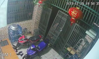 Video: Tên trộm táo tợn tháo hẳn cổng nhà, rồi lẻn vào lấy cắp xe máy