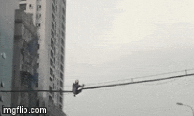 Video: Ớn lạnh cảnh nam thanh niên đi chân trần đung đưa trên dây điện