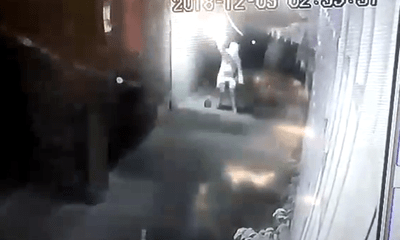 Video: Nhà giám đốc ở Thanh Hóa bị ném “bom xăng” lúc rạng sáng
