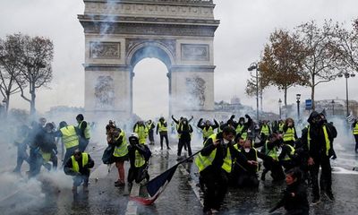 Pháp chính thức hủy tăng thuế nhiên liệu sau cuộc biểu tình lớn nhất trong vòng 50 năm