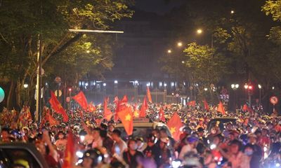 Hàng triệu CĐV đổ ra đường ăn mừng đội tuyển Việt Nam tiến thẳng trận chung kết AFF Cup
