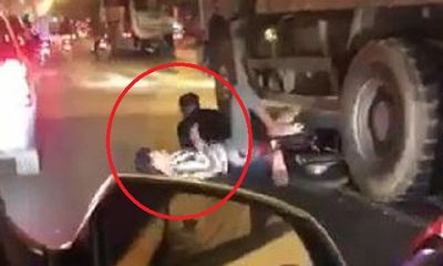 Video: Thót tim 2 thanh niên phóng xe máy chui thẳng vào gầm xe tải khi đi 