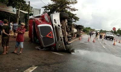 Tin tai nạn giao thông mới nhất ngày 8/12/2018: Container lật nghiêng đè chết 2 cô gái 9X