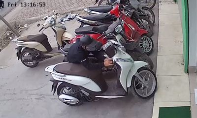 Video: Táo tợn bẻ khóa trộm SH trong 5s ở Hà Nội