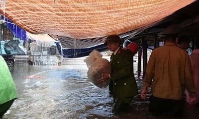Nghệ An: Bộ đội, công an dầm mưa giúp dân bốc vác hàng hóa chạy ngập lụt