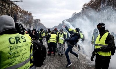 Cận cảnh cuộc đụng độ giữa hàng ngàn người biểu tình với cảnh sát Paris