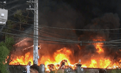 Hàng trăm cảnh sát PCCC dập đám cháy 3 nhà xưởng ở ven TP.HCM suốt 5 giờ