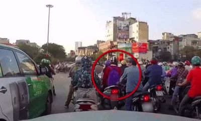 Video: Tài xế ô tô bóp còi, cô gái thoát 