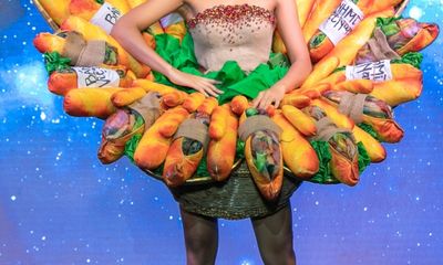 Video: H'Hen Niê trình diễn trang phục truyền thống mang tên “Bánh mì” tại Miss Universe