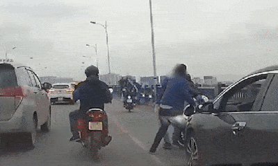 Video: Tài xế ô tô đánh người dã man vì không được nhường đường ở làn xe máy