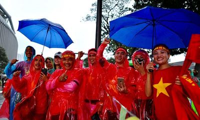 Bất chấp trời mưa hàng nghìn người hâm mộ đổ về sân Bukit Jalil cổ vũ đội tuyển Việt Nam