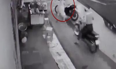 Video: Người phụ nữ bán nước lao ra ngăn cản, 2 tên cướp bỏ lại xe máy chạy trối chết