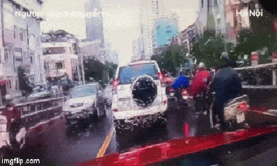 Video: Thót tim cảnh người phụ nữ ngã ra đường suýt bị ôtô đâm