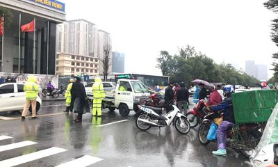 Tin tai nạn giao thông mới nhất ngày 13/12/2018: Người thân gào khóc cạnh thi thể thanh niên giữa trời mưa rét