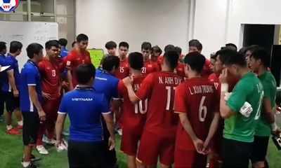 Video: Xúc động cảnh thầy trò đội tuyển Việt Nam động viên nhau 