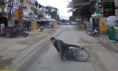 Video: Mải dùng điện thoại, nam thanh niên đi xe máy suýt chết trước đầu ô tô