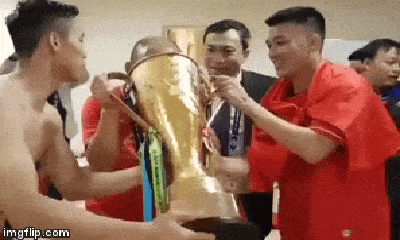 Video: HLV Park cùng học trò lấy cúp vàng uống bia ăn mừng chiến thắng