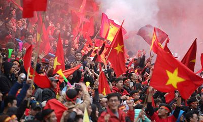Báo chí, dân mạng Trung Quốc: Nhìn CĐV Việt Nam đi bão lại... tủi cho đội nhà