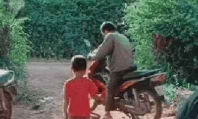 Video: Cậu bé nghịch dại đạp số xe máy khiến bố phi vào bụi rậm