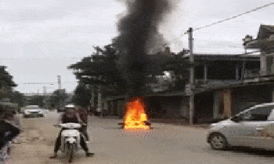 Video: Nam thanh niên đi SH đốt xe máy của người phụ nữ sau va chạm giao thông