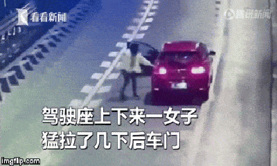 Video: Cãi nhau với bạn trai, cô gái trẻ ra khỏi ô tô nằm giữa đường cao tốc