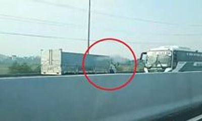 Video: Thót tim cảnh xe tải chạy ngược chiều tốc độ cao trên cao tốc Hà Nội- Hải Phòng