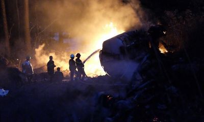 Hiện trường xe bồn chở xăng cháy trơ khung sau cú lao xuống đèo Hải Vân trong đêm