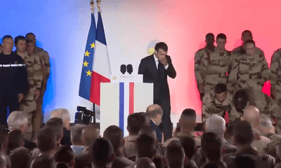 Video: Binh sĩ Pháp ngất xỉu khi đang hát quốc ca trước mặt Tổng thống Macron