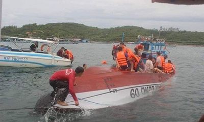 2 người thiệt mạng vì tàu cao tốc lật trong vịnh Nha Trang