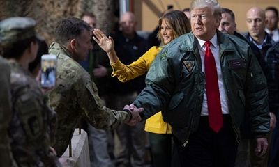 Sau chuyến thăm bất thường tới Iraq, ông Trump tuyên bố từ bỏ 